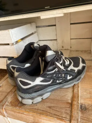 Zapatillas Asics Negras y Grises