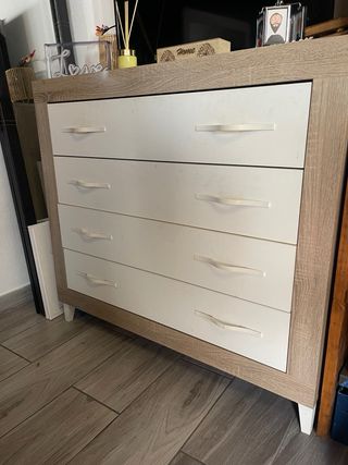 Conjunto de mesitas de noche, cómoda y espejo