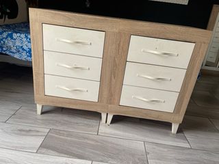 Conjunto de mesitas de noche, cómoda y espejo