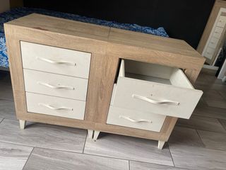 Conjunto de mesitas de noche, cómoda y espejo