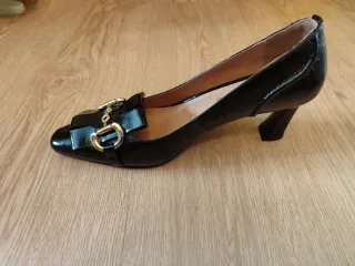 Zapatos negros tacón hebilla dorada