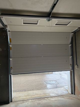 Puerta seccional blanca con motor y dos mandos