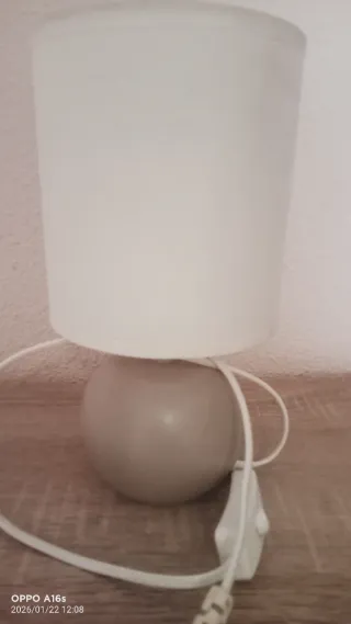 Lámpara de mesa beige y blanca