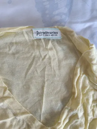 Camiseta Stradivarius amarilla manga larga