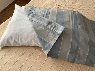 Cojín 65cm con funda rayas azul/gris,