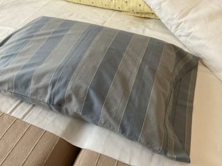 Cojín 65cm con funda rayas azul/gris,