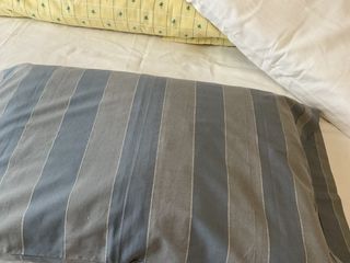 Cojín 65cm con funda rayas azul/gris,