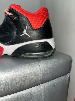 Zapatillas Jordan Air Negras y Rojas