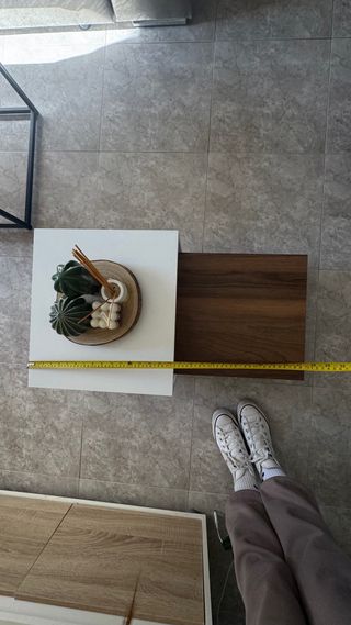 Mesita de café blanca y madera marca KALIDO