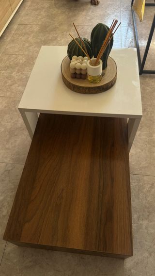 Mesita de café blanca y madera marca KALIDO