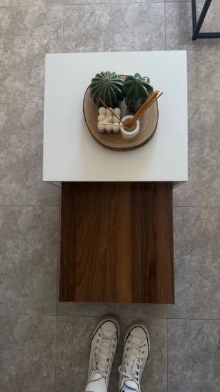 Mesita de café blanca y madera marca KALIDO