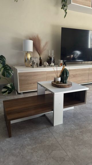 Mesita de café blanca y madera marca KALIDO