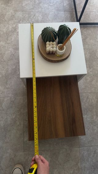 Mesita de café blanca y madera marca KALIDO