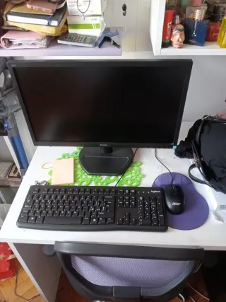Computer fisso Philips con tastiera e mouse