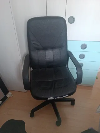 Silla de oficina giratoria negra