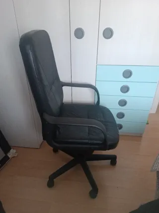 Silla de oficina giratoria negra
