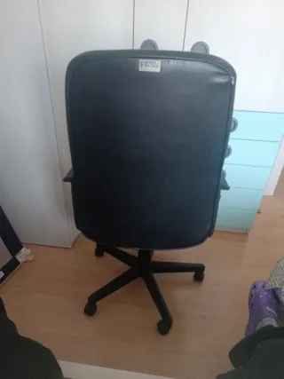 Silla de oficina giratoria negra