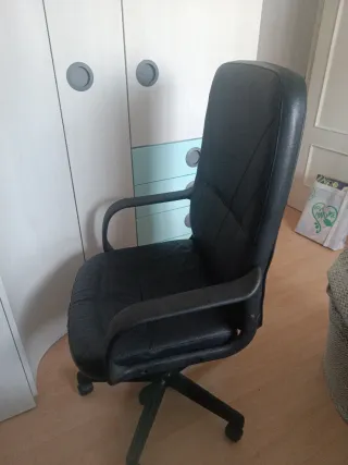 Silla de oficina giratoria negra