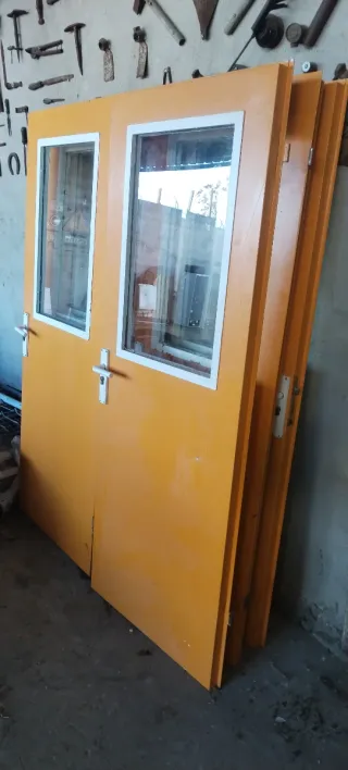 Puerta doble hierro con cristal