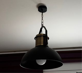 Dos lámparas colgantes negras y doradas