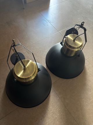 Dos lámparas colgantes negras y doradas