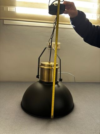 Dos lámparas colgantes negras y doradas