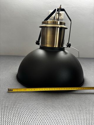 Dos lámparas colgantes negras y doradas