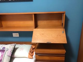 Cabezal y mesillas de madera