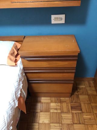 Cabezal y mesillas de madera