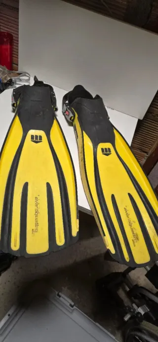 Aletas de buceo amarillas