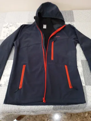 Chaqueta Quechua azul y roja con capucha