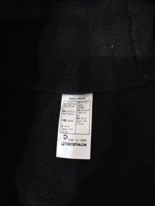 Chaqueta Quechua azul y roja con capucha