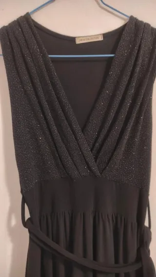 Vestido negro con escote brillante y cinturón