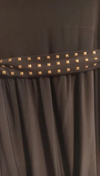 Vestido negro con escote brillante y cinturón