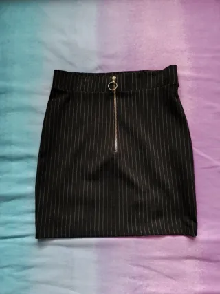 Falda negra con cremallera talla L