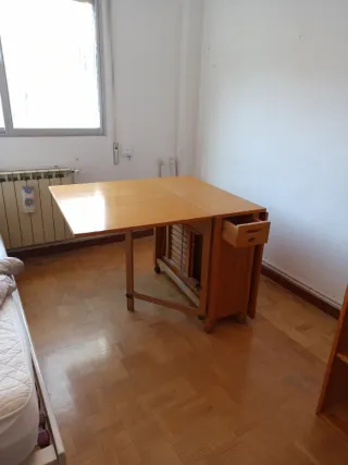 Mesa plegable de madera con sillas