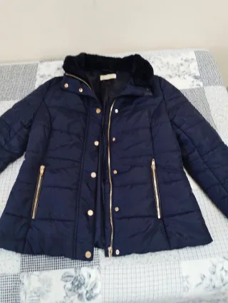 Chaqueta azul con detalles dorados