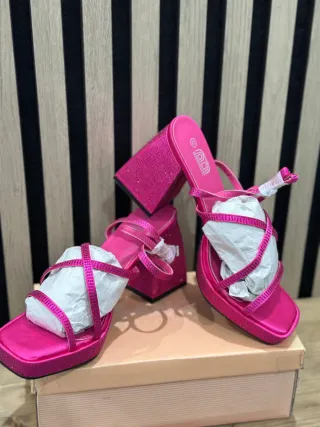 Sandalias de tacón rosa con plataforma