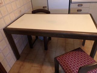 Mesa de cocina y 2 sillas