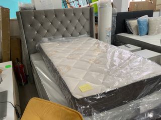 Cama Josep tapizada en terciopelo gris