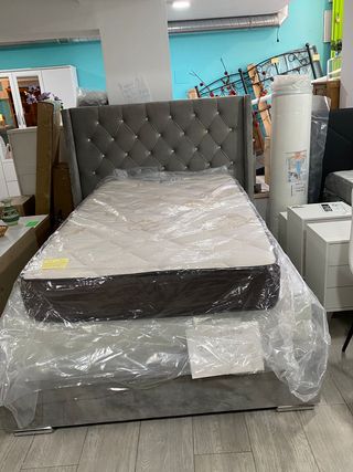 Cama Josep tapizada en terciopelo gris