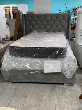 Cama Josep tapizada en terciopelo gris