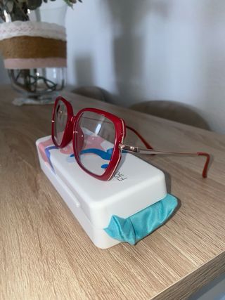 Monturas de gafas Una roja, transparente y negra