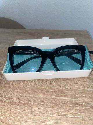 Monturas de gafas Una roja, transparente y negra