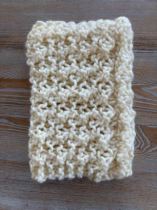 Collo lavorato a maglia beige/bianco