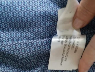 Abrigo azul acolchado con cuello de pelo