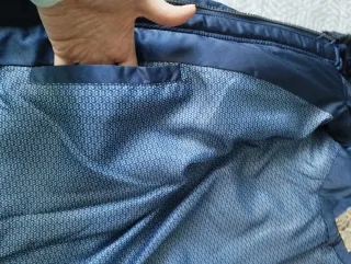 Abrigo azul acolchado con cuello de pelo