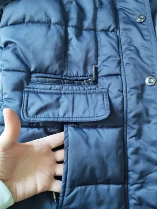 Abrigo azul acolchado con cuello de pelo