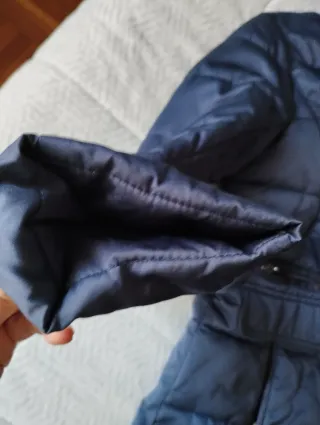 Abrigo azul acolchado con cuello de pelo