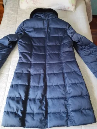 Abrigo azul acolchado con cuello de pelo